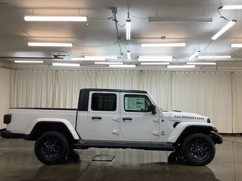 New 2026 Jeep Gladiator Mojave AWD/4WD image 4