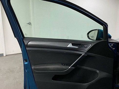 Used 2019 Volkswagen Golf SE image 9