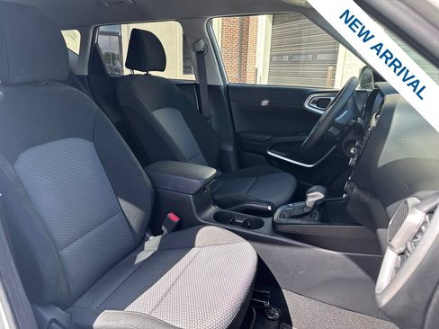 Used 2023 Kia Soul LX FWD image 9