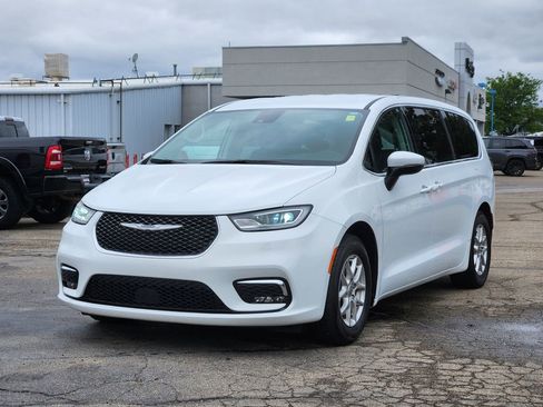 Used 2023 Chrysler Pacifica Touring-L FWD image 4