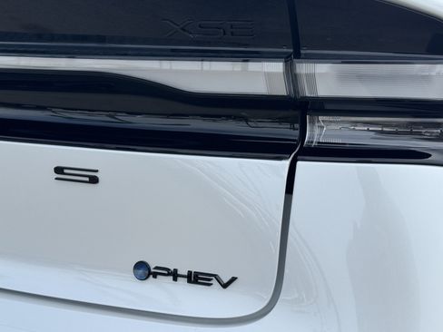 New 2026 Toyota Prius Plug-In Hybrid FWD image 14