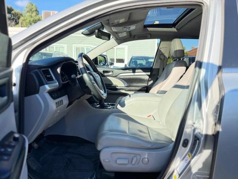 Used 2017 Toyota Highlander XLE w/ Carpet Mat Package AWD/4WD image 9