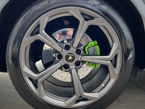 Used 2022 Lamborghini Urus image 36