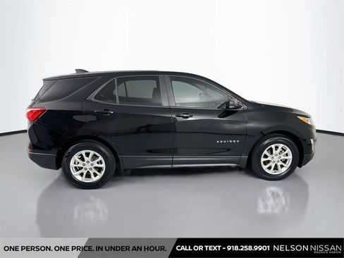 Used 2020 Chevrolet Equinox LS w/ LS Convenience Package FWD image 4
