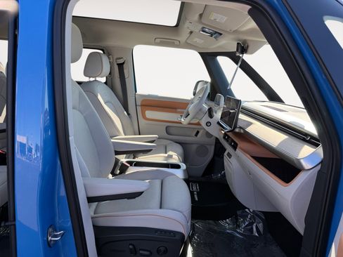 Certified 2025 Volkswagen ID. Buzz Pro S Plus AWD/4WD image 19