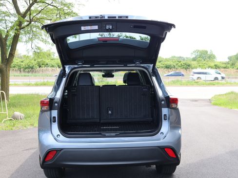 Used 2022 Toyota Highlander XLE AWD/4WD image 5