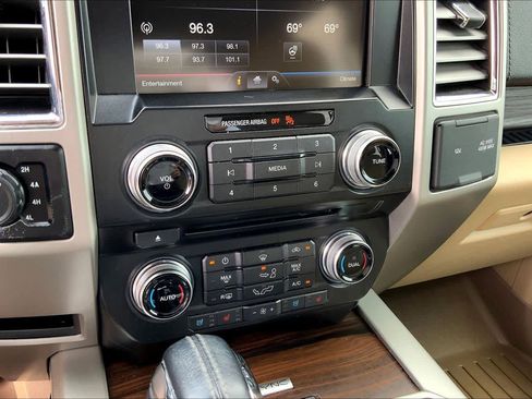 Used 2015 Ford F150 Lariat w/ Equipment Group 502A Luxury AWD/4WD image 34