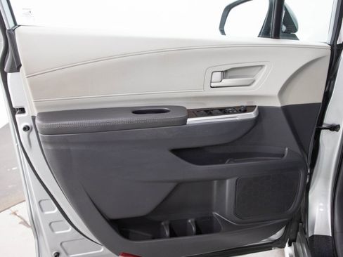 Used 2021 Toyota Sienna LE FWD image 19