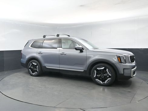 Used 2024 Kia Telluride EX w/ EX Captain's Chair Package image 7