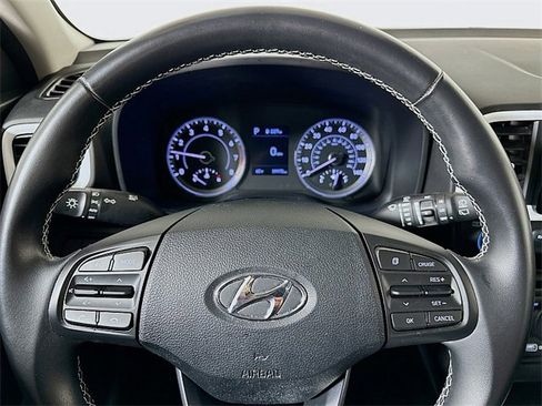 Used 2022 Hyundai Venue Limited image 12