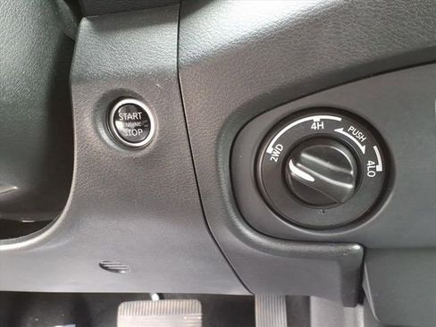 Used 2024 Nissan Frontier SV image 17