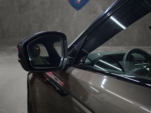 Used 2018 Land Rover Range Rover Velar R-Dynamic SE image 19