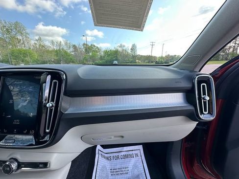 Used 2019 Volvo XC40 T4 Momentum image 16