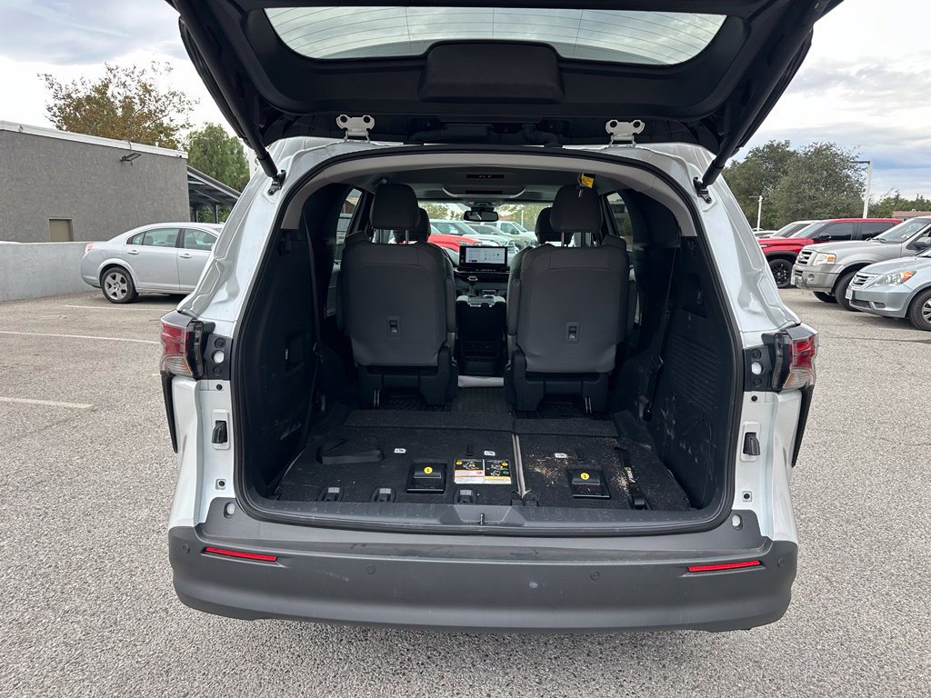 Used 2025 Toyota Sienna XLE w/ XLE Plus Package AWD/4WD image 5