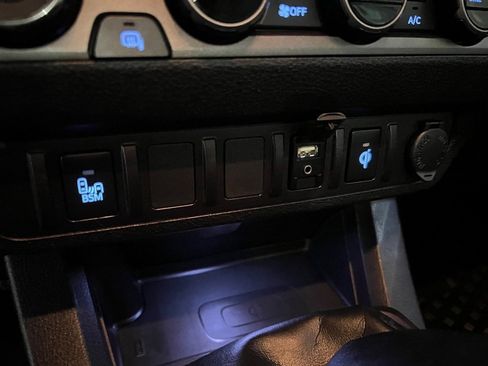 Used 2017 Toyota Tacoma TRD Sport image 32