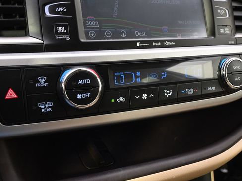 Used 2017 Toyota Highlander Limited AWD/4WD image 33