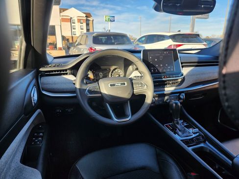 Used 2025 Jeep Compass Latitude image 8
