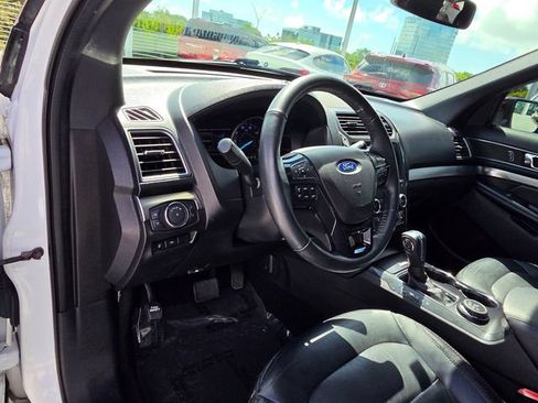 Used 2018 Ford Explorer XLT w/ Equipment Group 202A AWD/4WD image 28
