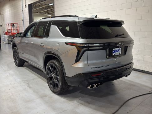 Used 2025 Chevrolet Traverse RS image 3