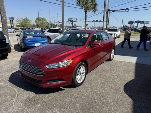 Used 2013 Ford Fusion SE image 2