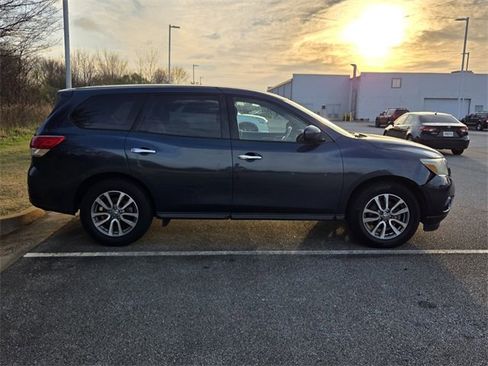 Used 2014 Nissan Pathfinder S image 12