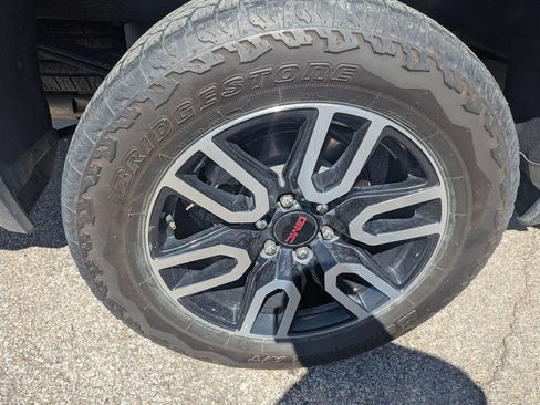 Used 2025 GMC Sierra 1500 AT4 w/ Technology Package AWD/4WD image 9