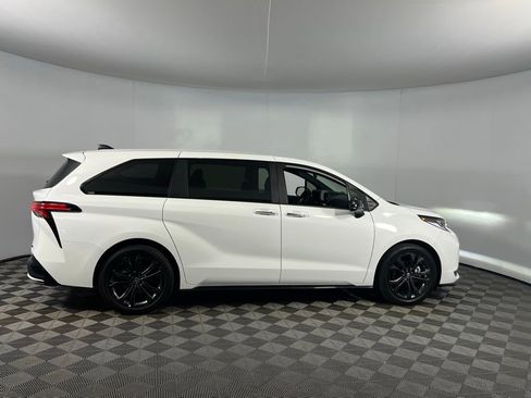 Used 2025 Toyota Sienna XSE image 3