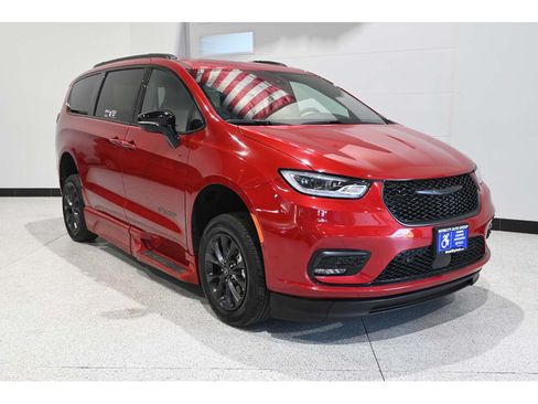 Used 2025 Chrysler Pacifica Select w/ Fav Edition Package FWD image 3