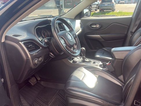 Used 2019 Jeep Cherokee Latitude Plus w/ Cold Weather Group AWD/4WD image 5