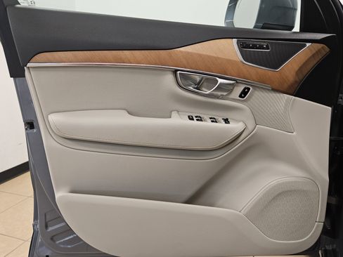 Used 2022 Volvo XC90 T6 Momentum w/ Climate Package image 11