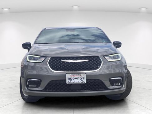 Used 2025 Chrysler Pacifica Select FWD image 2