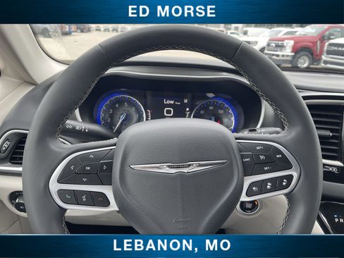 Used 2023 Chrysler Pacifica Touring-L FWD image 12