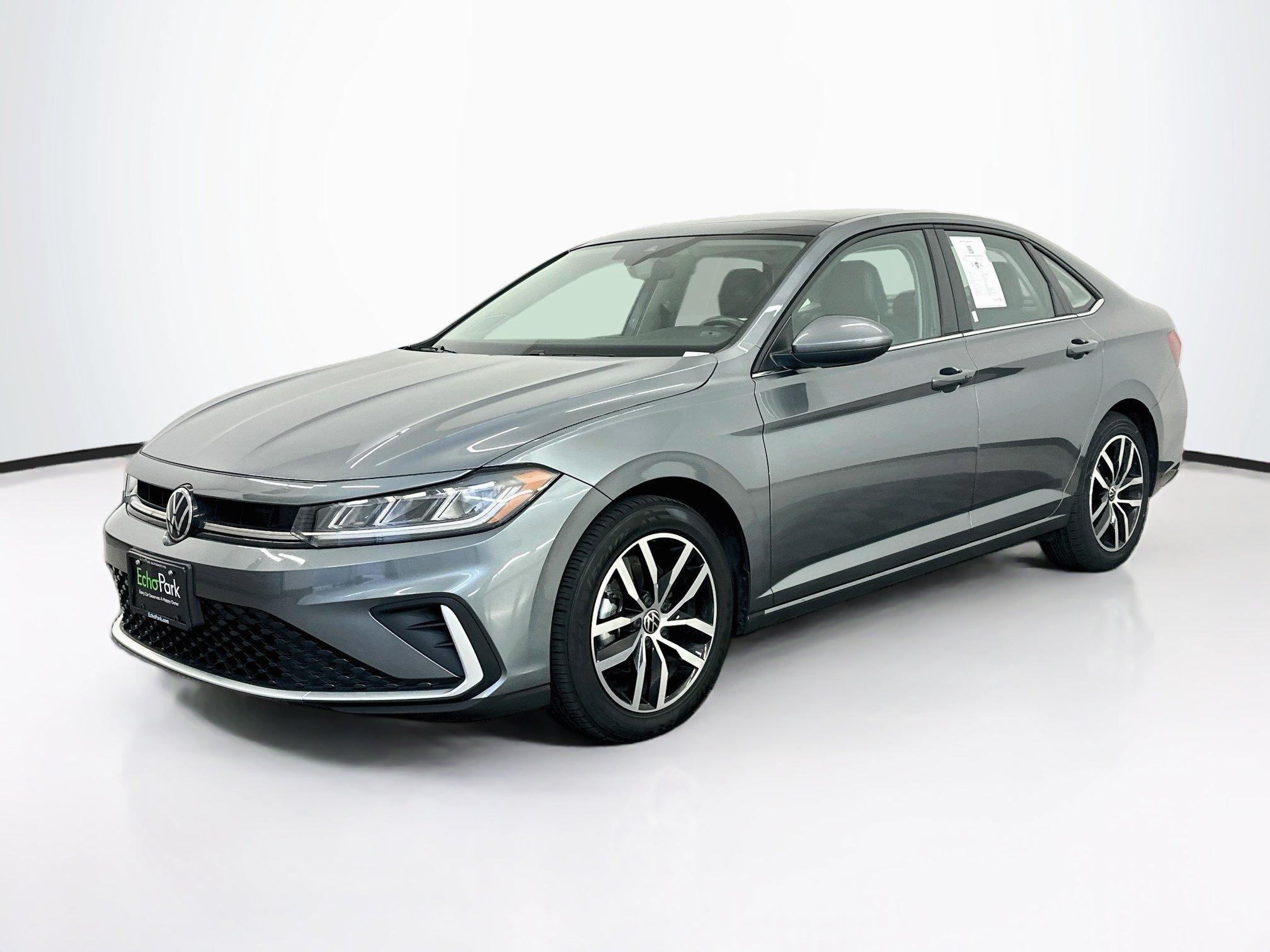 Used 2025 Volkswagen Jetta SE FWD image 3