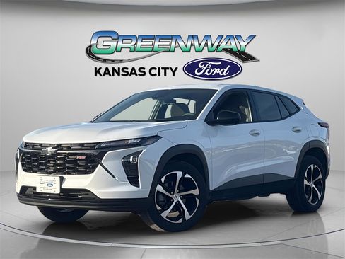 Used 2024 Chevrolet Trax RS w/ Driver Confidence Package image 3