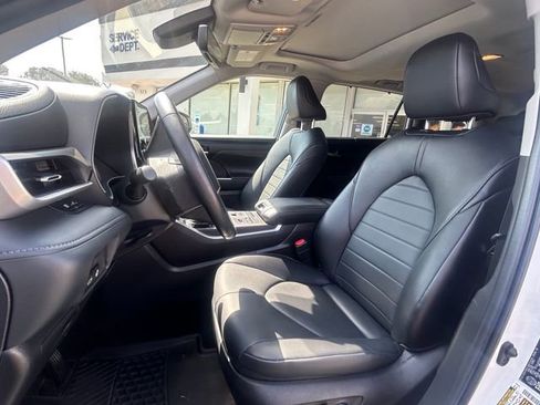Used 2022 Toyota Highlander XLE image 10