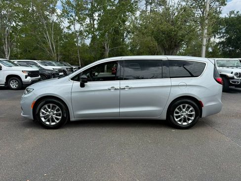 Used 2026 Chrysler Pacifica Limited FWD image 2