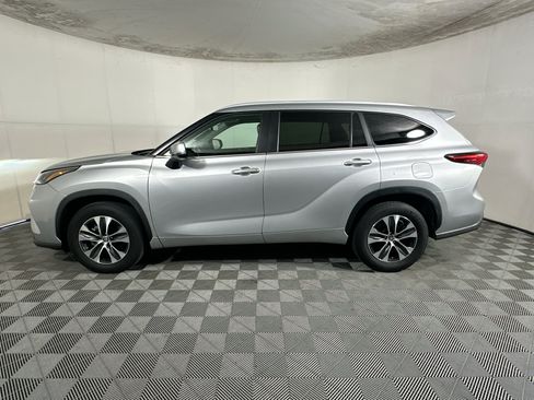 Used 2023 Toyota Highlander XLE FWD image 6