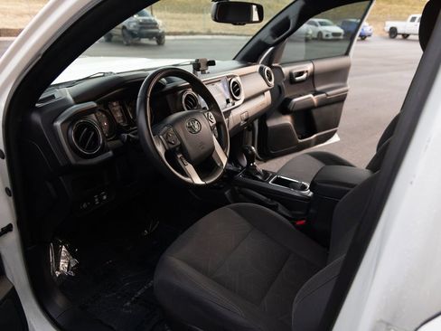 Used 2017 Toyota Tacoma TRD Sport image 13