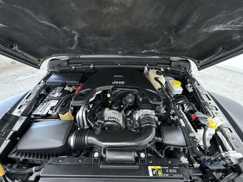 Used 2018 Jeep Wrangler Unlimited Rubicon image 35