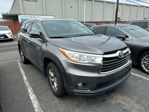 Used 2014 Toyota Highlander XLE AWD/4WD image 2