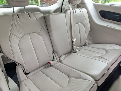 Used 2020 Chrysler Pacifica Limited FWD image 11