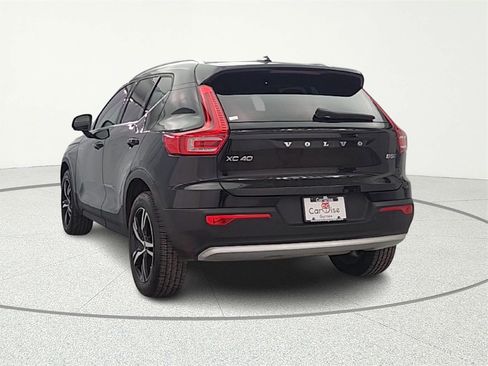 Used 2023 Volvo XC40 B5 Plus image 6