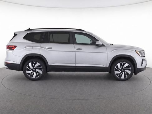 Used 2025 Volkswagen Atlas SE FWD image 2