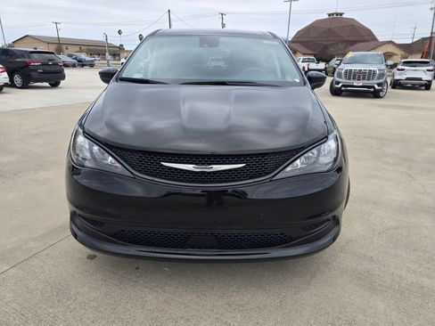 Used 2024 Chrysler Voyager LX image 8