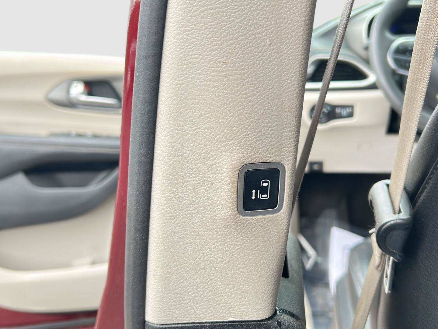 Used 2022 Chrysler Pacifica Touring-L FWD image 25
