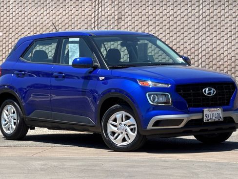 Used 2024 Hyundai Venue SE FWD image 2