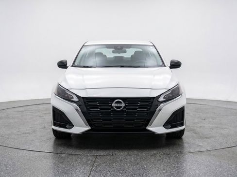 Used 2025 Nissan Altima 2.5 SV FWD image 2