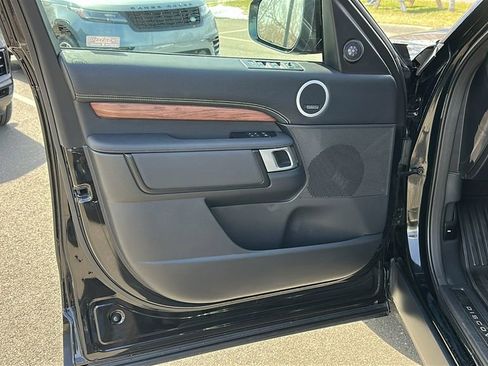 Used 2025 Land Rover Discovery Dynamic SE image 8