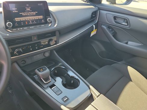 Used 2025 Nissan Rogue S image 32