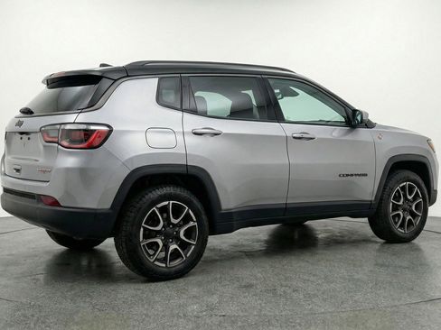 Used 2025 Jeep Compass Trailhawk AWD/4WD image 9